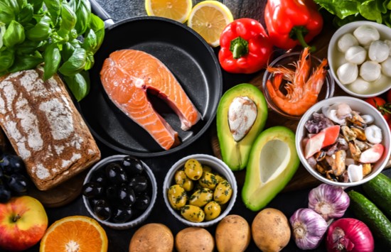 Middelhavskost med masser af grøntsager, frugt og fisk Middelhavskost